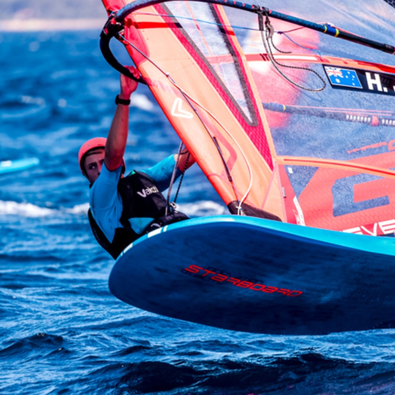 Windsurfing \\\\ \'のiqfoil装置の初めてのホイルタック